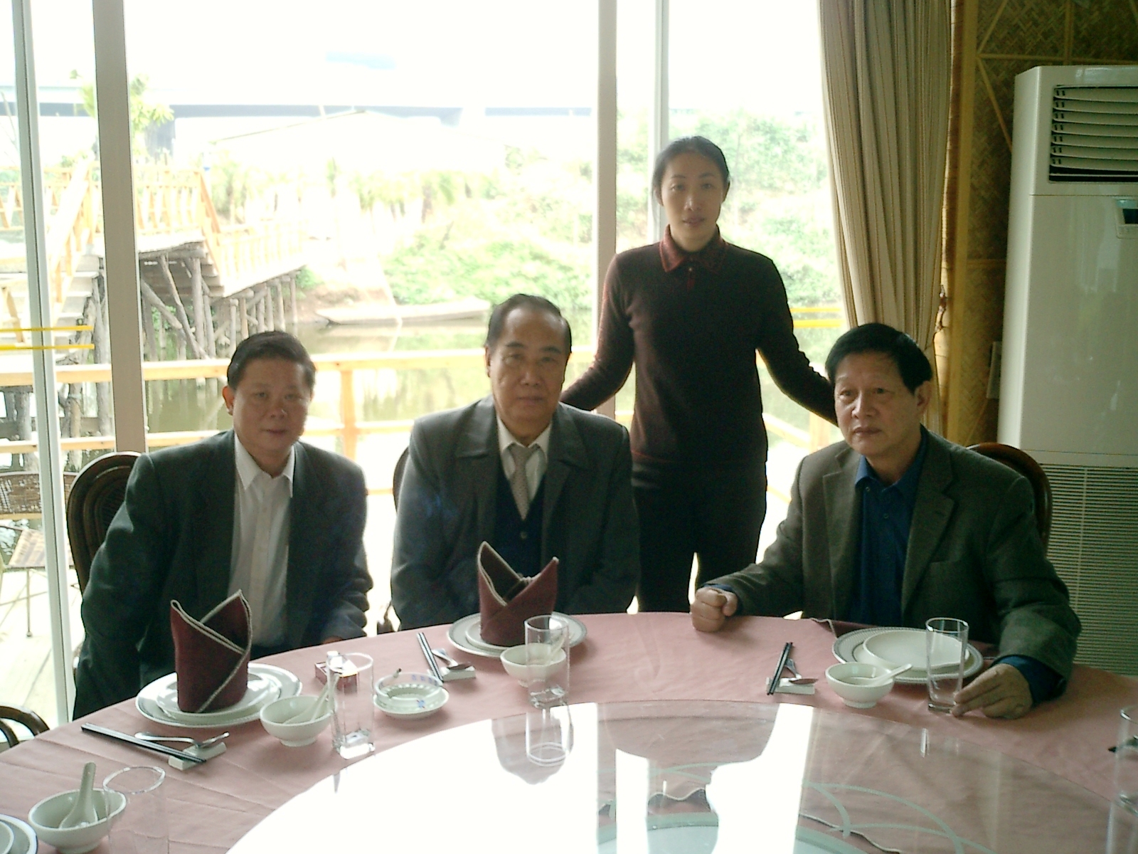 廣東省中醫(yī)藥亞健康專業(yè)委員會原主任、廣東省中醫(yī)藥學會原副會長鄺日建教授（右一）岑烈芳教授合影